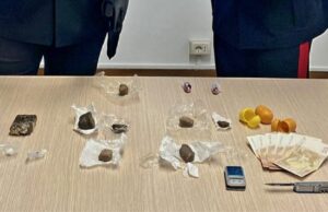 Vede i carabinieri e cambia strada, nascondeva hashish e contanti