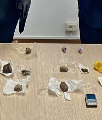Vede i carabinieri e cambia strada, nascondeva hashish e contanti