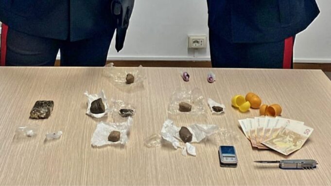 Vede i carabinieri e cambia strada, nascondeva hashish e contanti