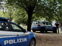 Afferra due bambini (uno di 3 anni) per la gola, un passante li salva