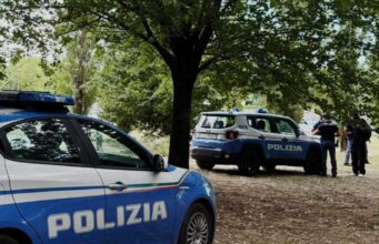 Afferra due bambini (uno di 3 anni) per la gola, un passante li salva