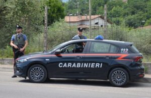 Auto di lusso e colma di merce rubata nel bagagliaio: 4 denunciate
