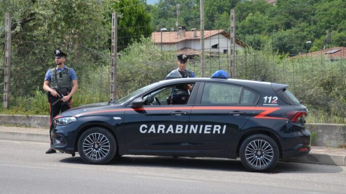 Auto di lusso e colma di merce rubata nel bagagliaio 4 denunciate