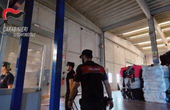 Traffico illecito di rifiuti tessili, sequestrata un’azienda: 20 indagati