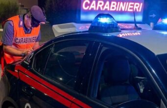Accoltella due giovani in casa: arrestato per tentato omicidio