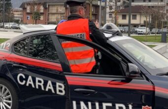 Finge malore per attirare moglie e figlia, poi le minaccia: arrestato