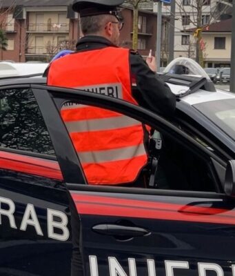 Finge malore per attirare moglie e figlia, poi le minaccia: arrestato