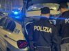 Calci, pugni, testate e minacce di morte agli agenti in pieno centro