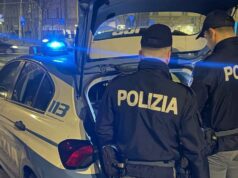 Calci, pugni, testate e minacce di morte agli agenti in pieno centro