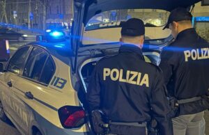 Calci, pugni, testate e minacce di morte agli agenti in pieno centro