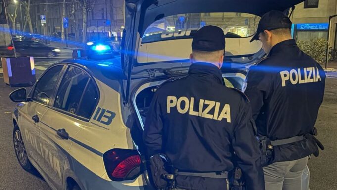 Calci, pugni, testate e minacce di morte agli agenti in pieno centro