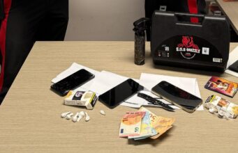 Cocaina, hashish e una roncola: due giovani fermati e arrestati