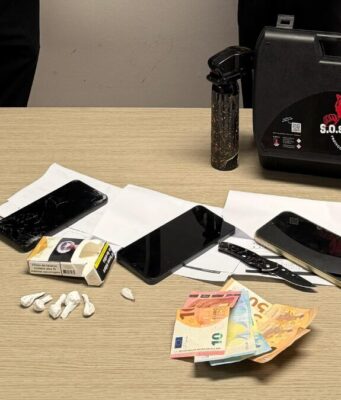 Cocaina, hashish e una roncola: due giovani fermati e arrestati