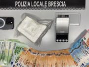 Cocktail e cocaina, il blitz nel bar: la polizia locale arresta il gestore