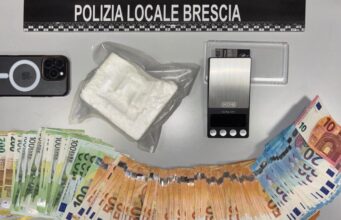 Cocktail e cocaina, il blitz nel bar: la polizia locale arresta il gestore