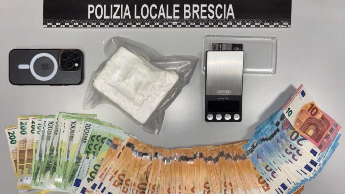 Cocktail e cocaina, il blitz nel bar la polizia locale arresta il gestore