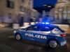 Rompe la vetrina e costringe l’edicolante a barricarsi per salvarsi