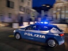 Rompe la vetrina e costringe l’edicolante a barricarsi per salvarsi