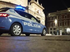 Spacca i finestrini delle auto e fugge col bottino: 27enne arrestata