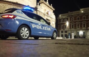 Spacca i finestrini delle auto e fugge col bottino: 27enne arrestata