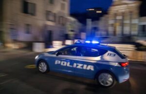 Rompe la vetrina e costringe l’edicolante a barricarsi per salvarsi