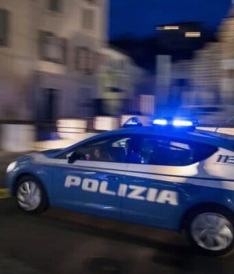 Rompe la vetrina e costringe l’edicolante a barricarsi per salvarsi