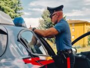 Finge di essere non udente e chiede offerte per disabili, denunciata