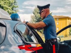 Finge di essere non udente e chiede offerte per disabili, denunciata
