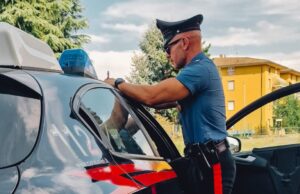 Finge di essere non udente e chiede offerte per disabili, denunciata