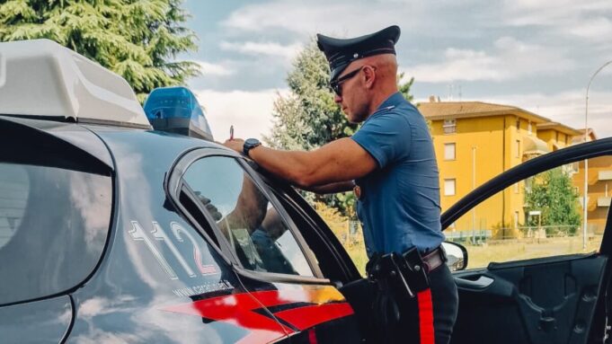 Finge di essere non udente e chiede offerte per disabili, denunciata