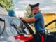 Finge di essere non udente e chiede offerte per disabili, denunciata