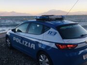 Ruba in un’auto in sosta, poi aggredisce gli agenti: arrestato
