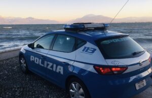 Ruba in un’auto in sosta, poi aggredisce gli agenti: arrestato
