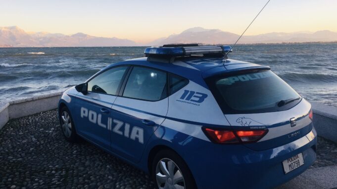 Ruba in un’auto in sosta, poi aggredisce gli agenti: arrestato