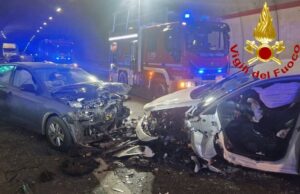 Incidente in galleria, scontro tra quattro auto: quattro persone ferite