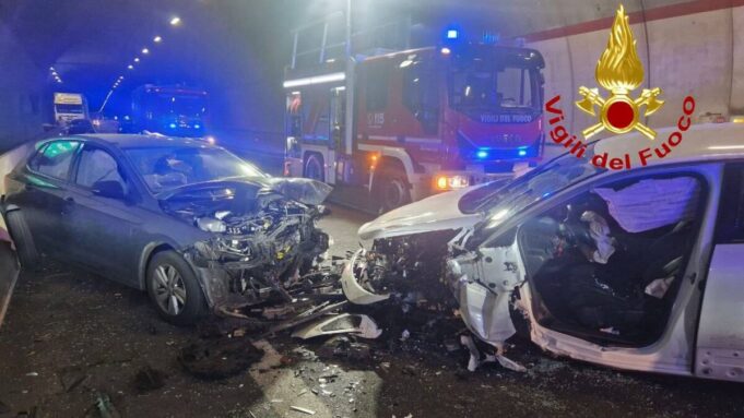 Incidente in galleria, scontro tra quattro auto quattro persone ferite