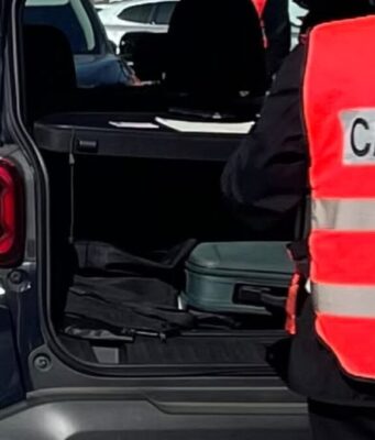 La compagna denuncia l’aggressione, il giudice dispone il carcere