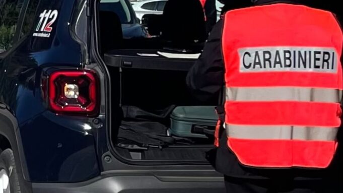 La compagna denuncia l'aggressione, il giudice dispone il carcere
