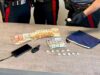 Lancia la cocaina dal finestrino, fugge ma si schianta contro un’auto