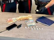 Lancia la cocaina dal finestrino, fugge ma si schianta contro un’auto