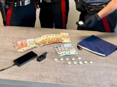 Lancia la cocaina dal finestrino, fugge ma si schianta contro un’auto
