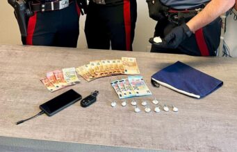 Lancia la cocaina dal finestrino, fugge ma si schianta contro un’auto