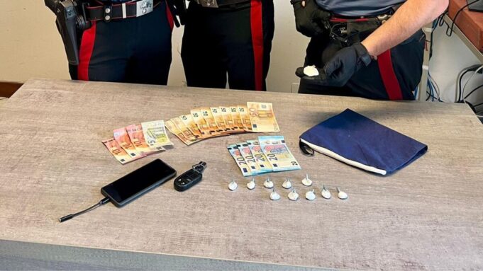 Lancia la cocaina dal finestrino, fugge ma si schianta contro un'auto