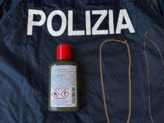 Le strappano le catenine d’oro: anziana derubata in pieno centro