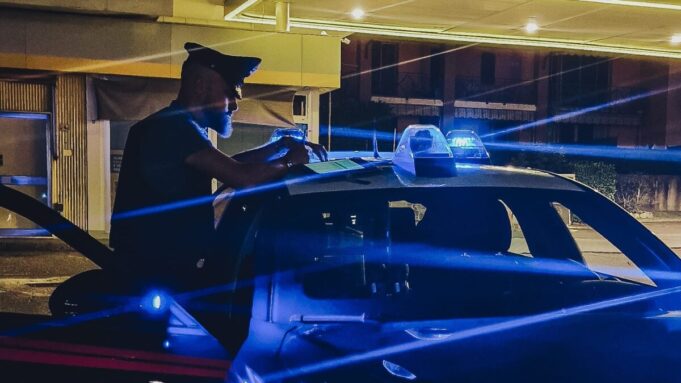 Prende a calci il portone e spintona i carabinieri aveva un coltello