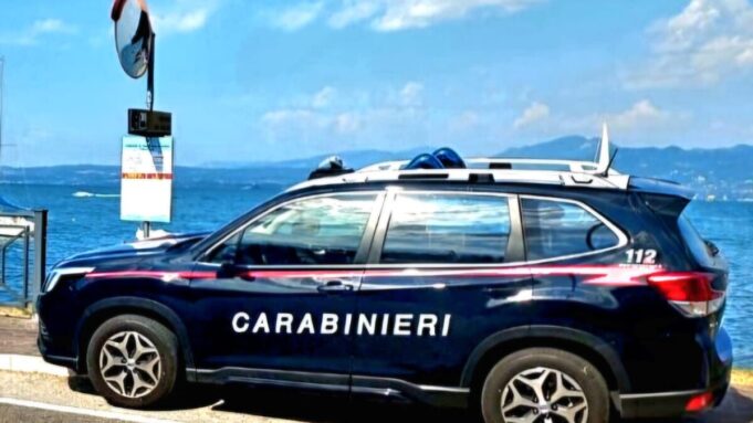 Ragazza derubata e spintonata in un locale di Manerba del Garda