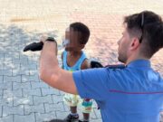 Restano chiusi in auto sotto il caldo, militari salvano due bambini