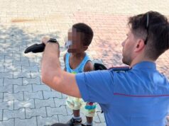 Restano chiusi in auto sotto il caldo, militari salvano due bambini