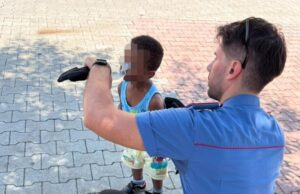 Restano chiusi in auto sotto il caldo, militari salvano due bambini