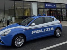 Rubano bottiglie all’IperTosano, uno aveva anche un coltello
